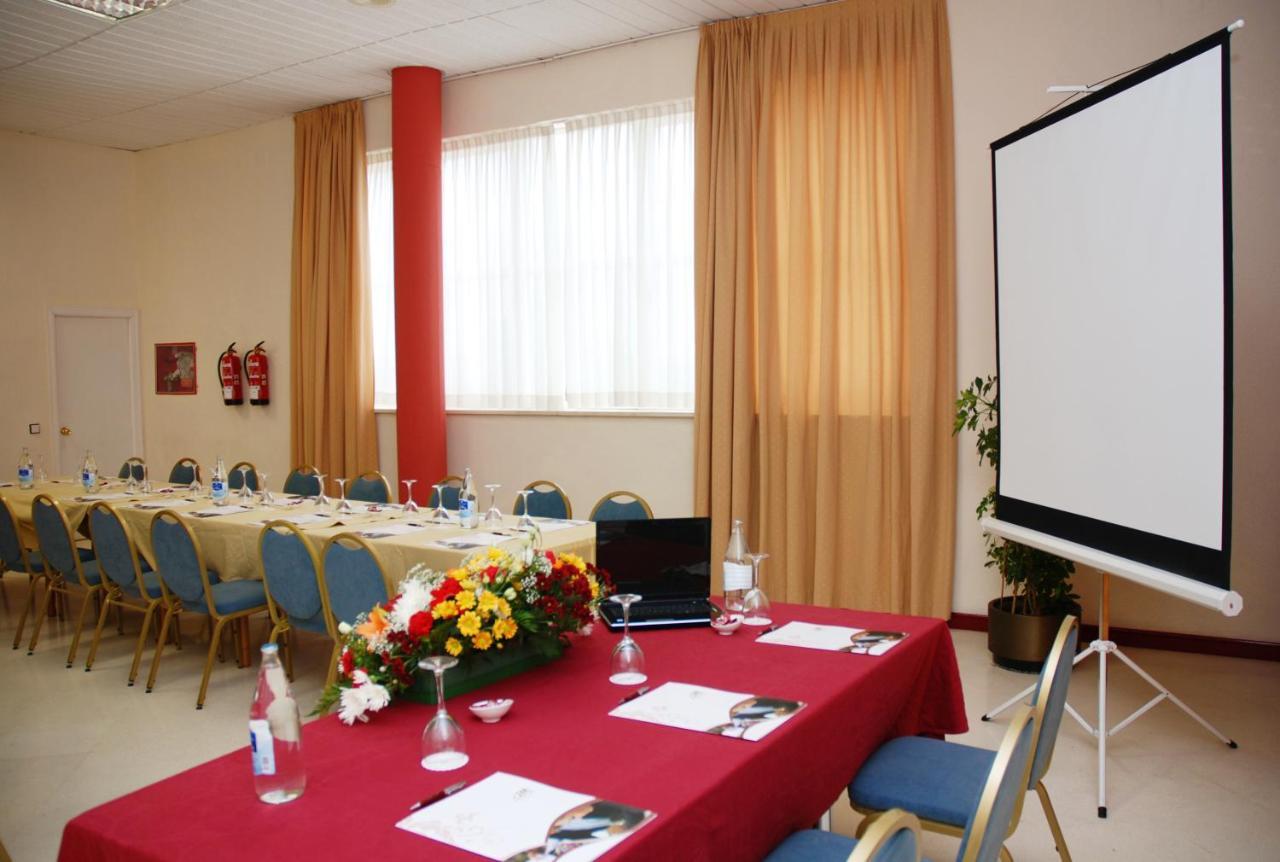 Hotel Jm Jardin De La Reina Guillena Екстер'єр фото