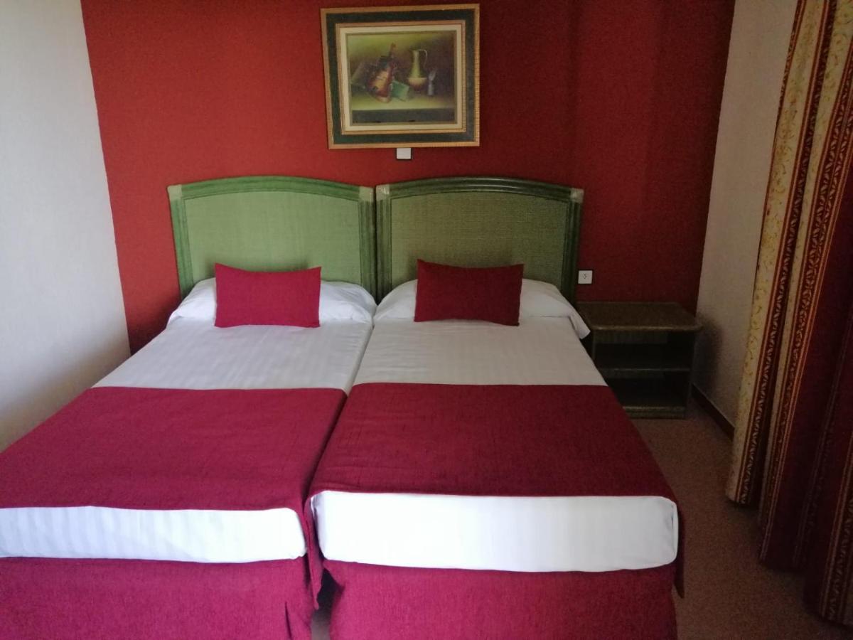 Hotel Jm Jardin De La Reina Guillena Екстер'єр фото