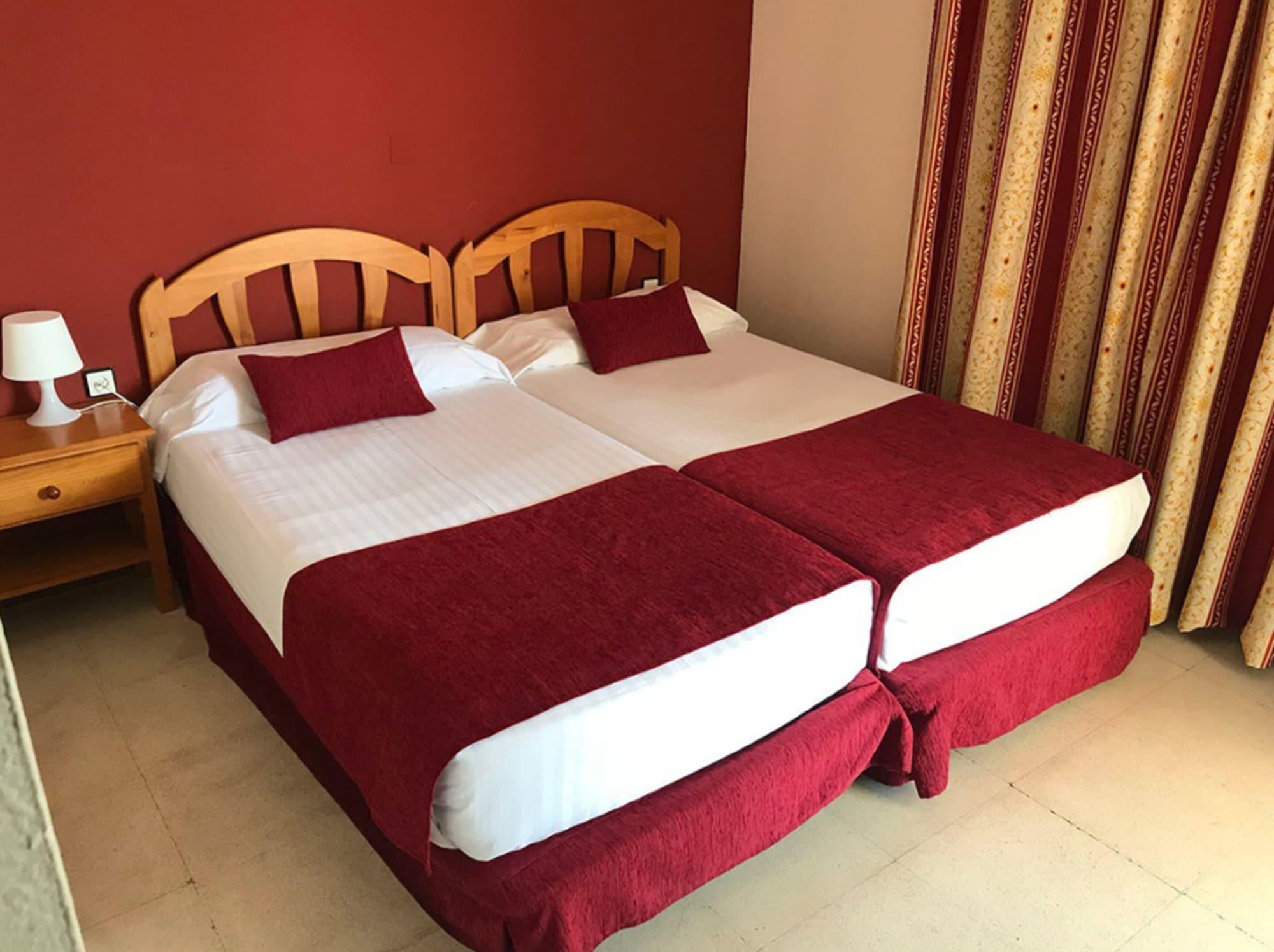 Hotel Jm Jardin De La Reina Guillena Екстер'єр фото